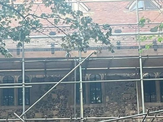 Full-perimeter scaffold to a historic flint and brick building